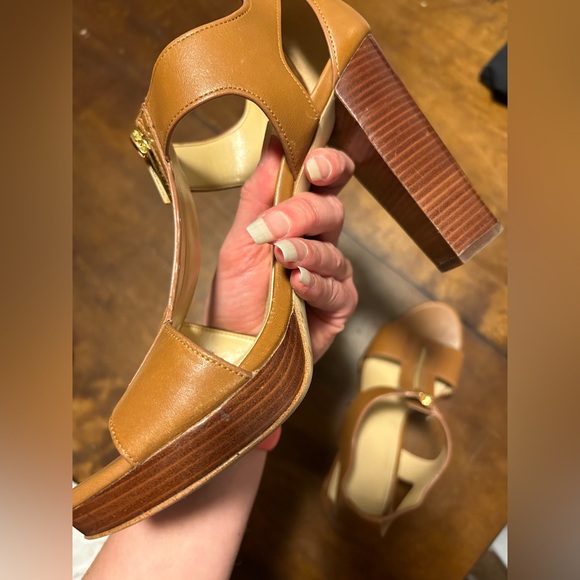 Michael Kors 9 Berkeley T strap sandals in Luggage - Picture 11 of 11